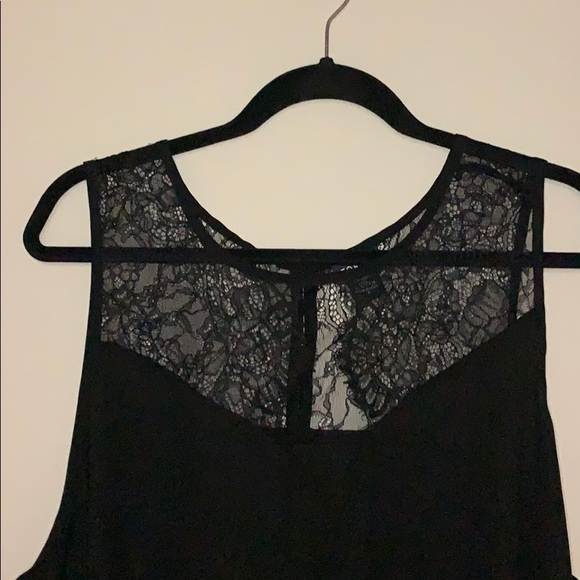 Black Lace Sleeveless Top - Picture 2 of 3